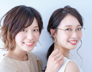 女性2人が笑顔でこちらを向いている様子