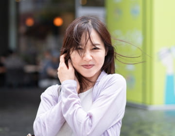 女性がこちらを向いている様子