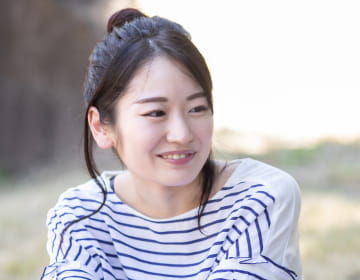 女性が笑っている様子