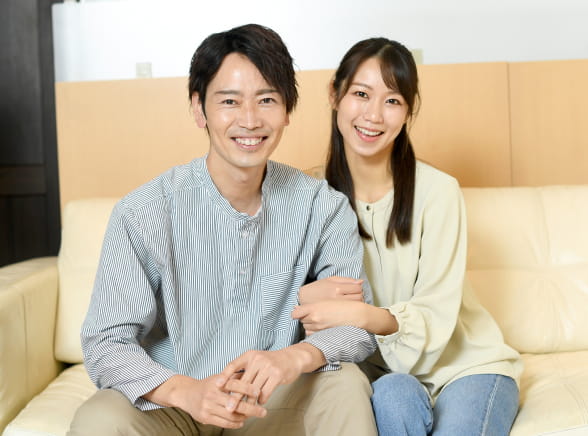 ソファーに座っている男女の画像