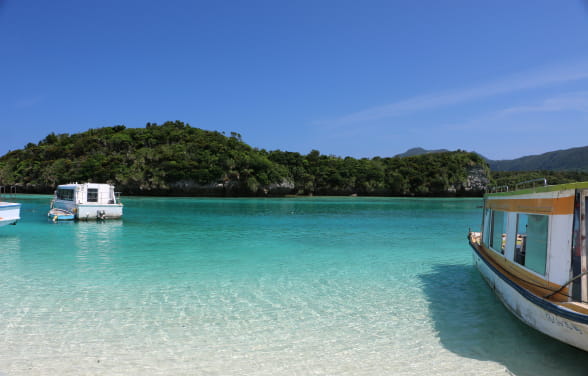 透き通る海とボート
