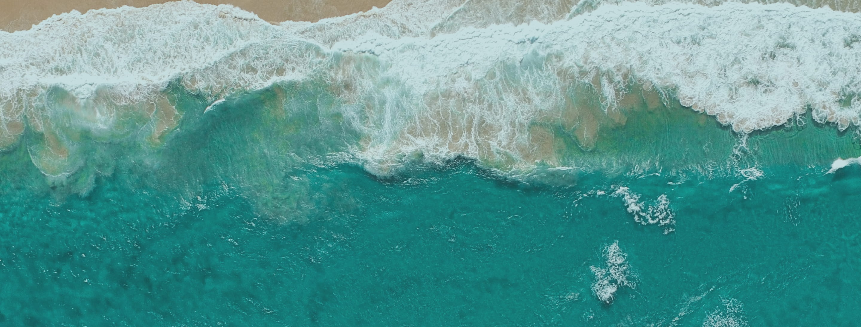 上空から見た波打ち際