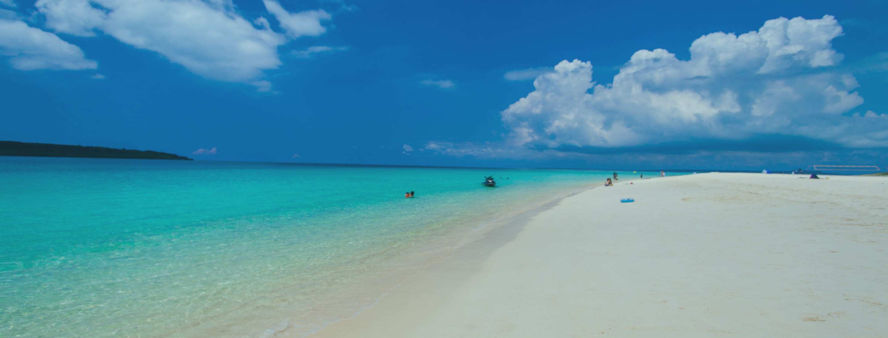 青い空と海岸線