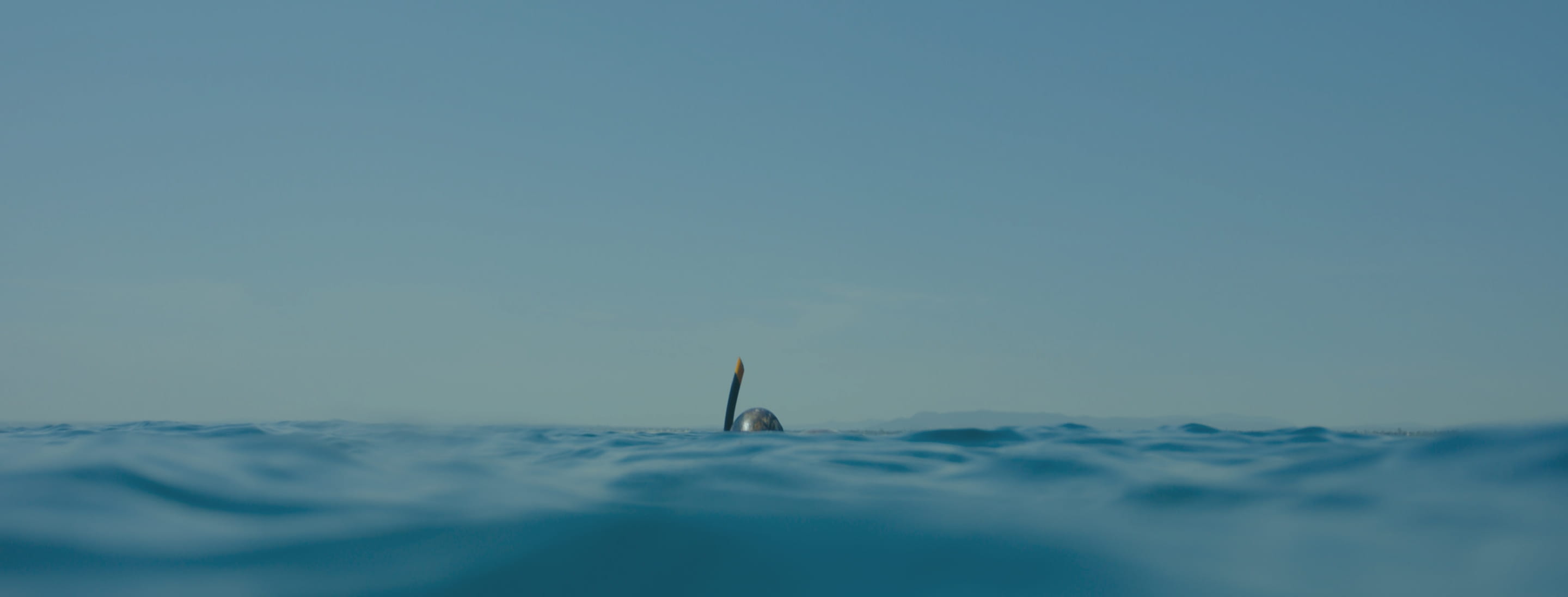 水面に突き出たシュノーケル